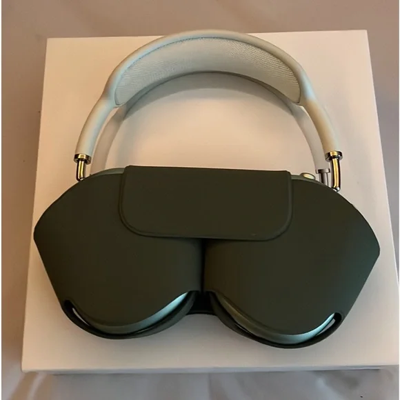 Used (Like New) Apple AirPod Max - Picture 3 of 10